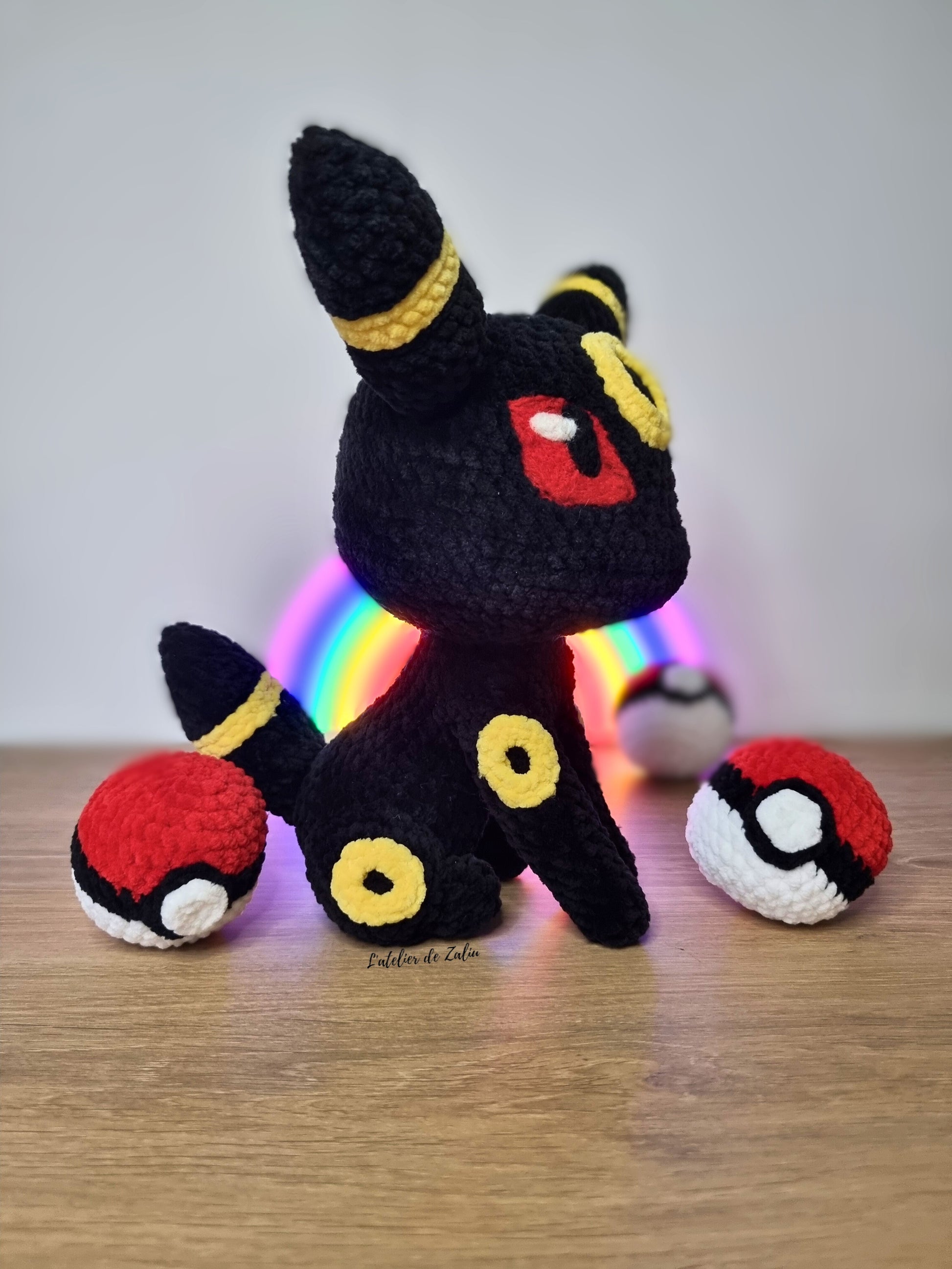 crochet peluche fait main amigurumi needle felting pokemon noctali umbreon l'atelier de zaliu pokeball pièce unique piece unique  unique piece unique plushie