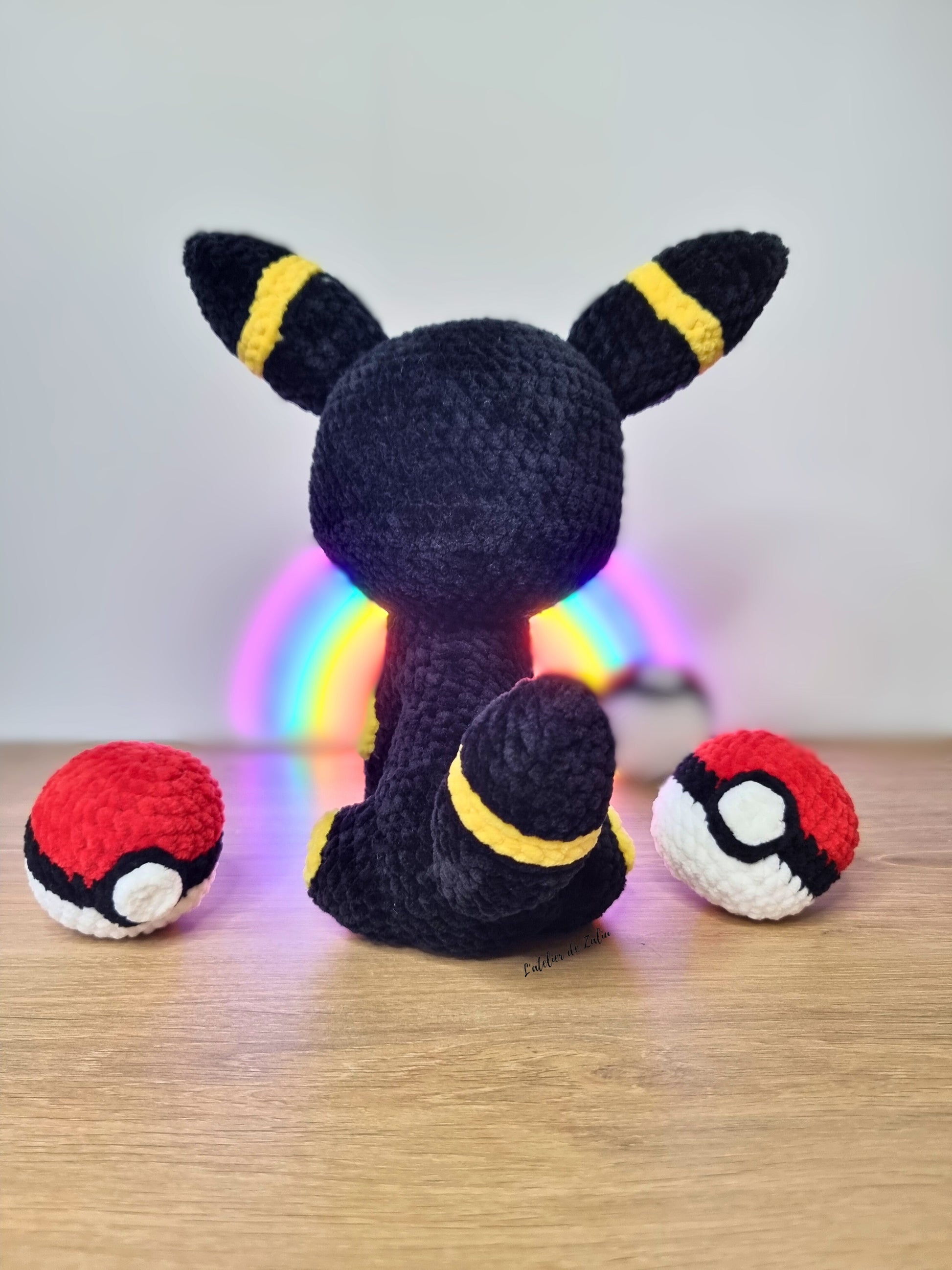 crochet peluche fait main amigurumi needle felting pokemon noctali umbreon l'atelier de zaliu pokeball pièce unique piece unique  unique piece unique plushie