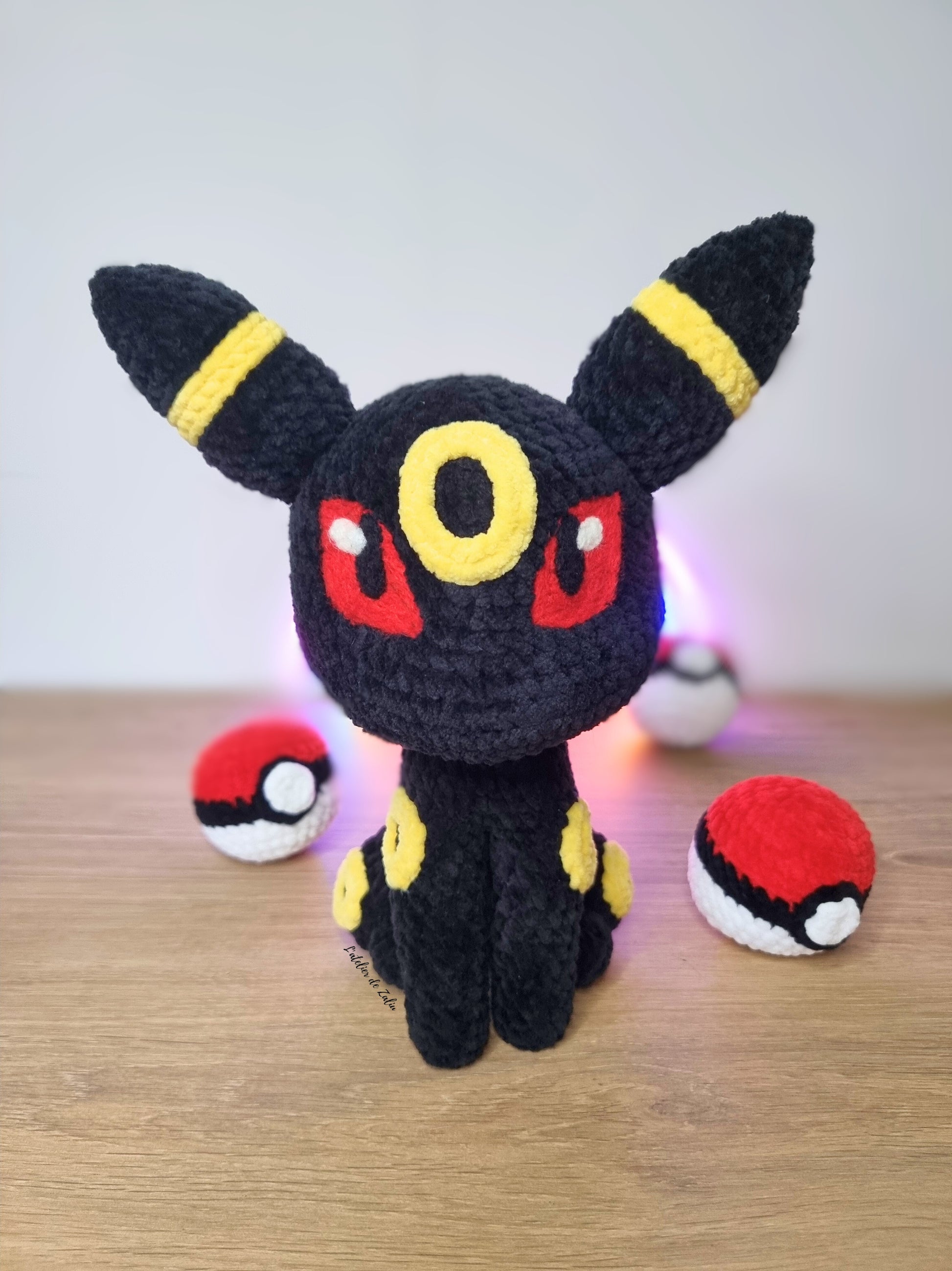 crochet peluche fait main amigurumi needle felting pokemon noctali umbreon l'atelier de zaliu pokeball pièce unique piece unique  unique piece unique plushie