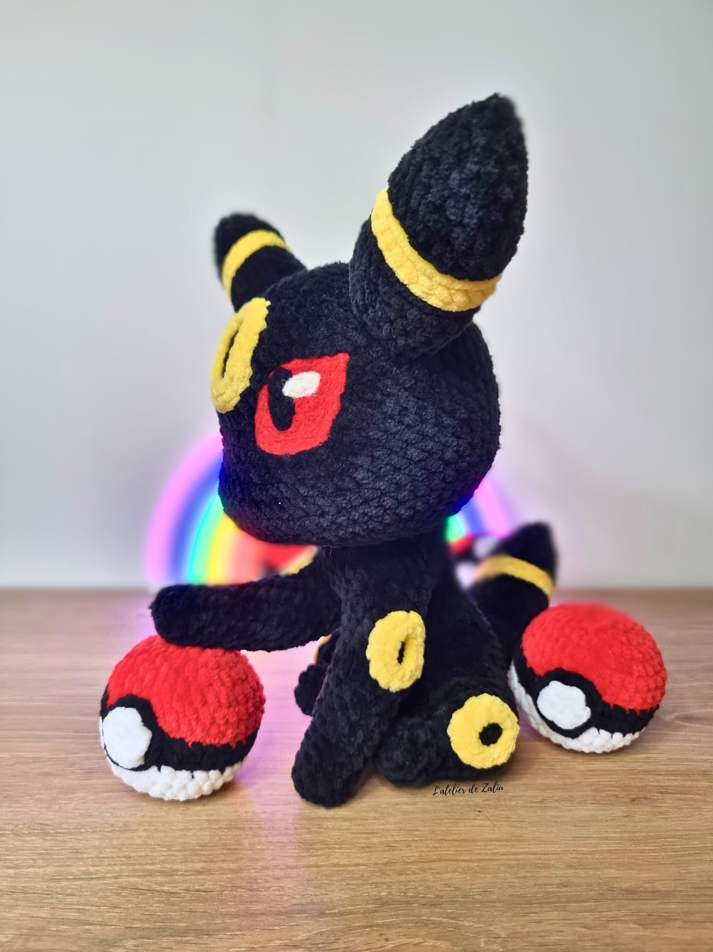 crochet peluche fait main amigurumi needle felting pokemon noctali umbreon l'atelier de zaliu pokeball pièce unique piece unique  unique piece unique plushie