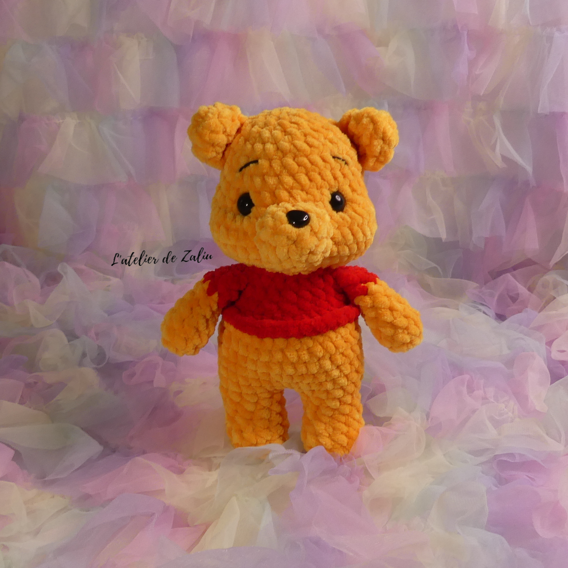 Winnie l'ourson, ours winnie ourson bear winnie de pooh poo poh the l'atelier de zaliu crochet amigurumi pop culture peluche personnalisee 