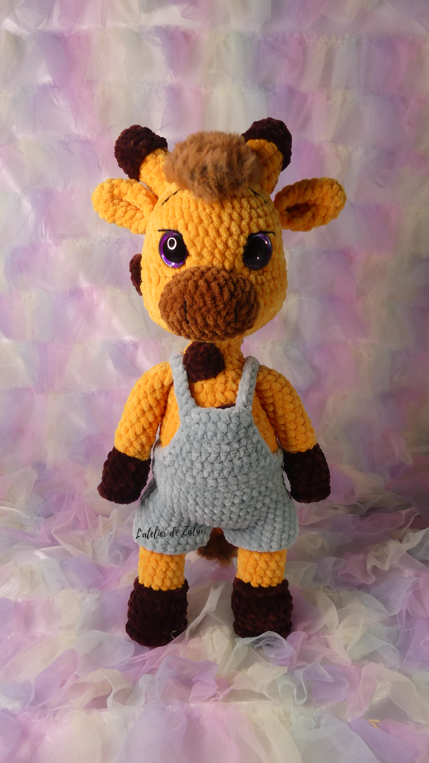 Girafe Giraffe crochet peluche fait main normandie france grande peluche douce velours amigurumi decoration l'atelier de zaliu smallbusiness handmade businesswoman yellow habit salopette raff 