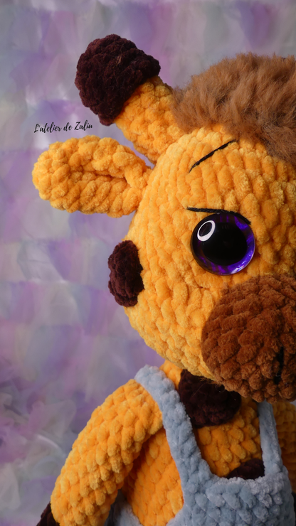 Girafe Giraffe crochet peluche fait main normandie france grande peluche douce velours amigurumi decoration l'atelier de zaliu smallbusiness handmade businesswoman yellow habit salopette raff