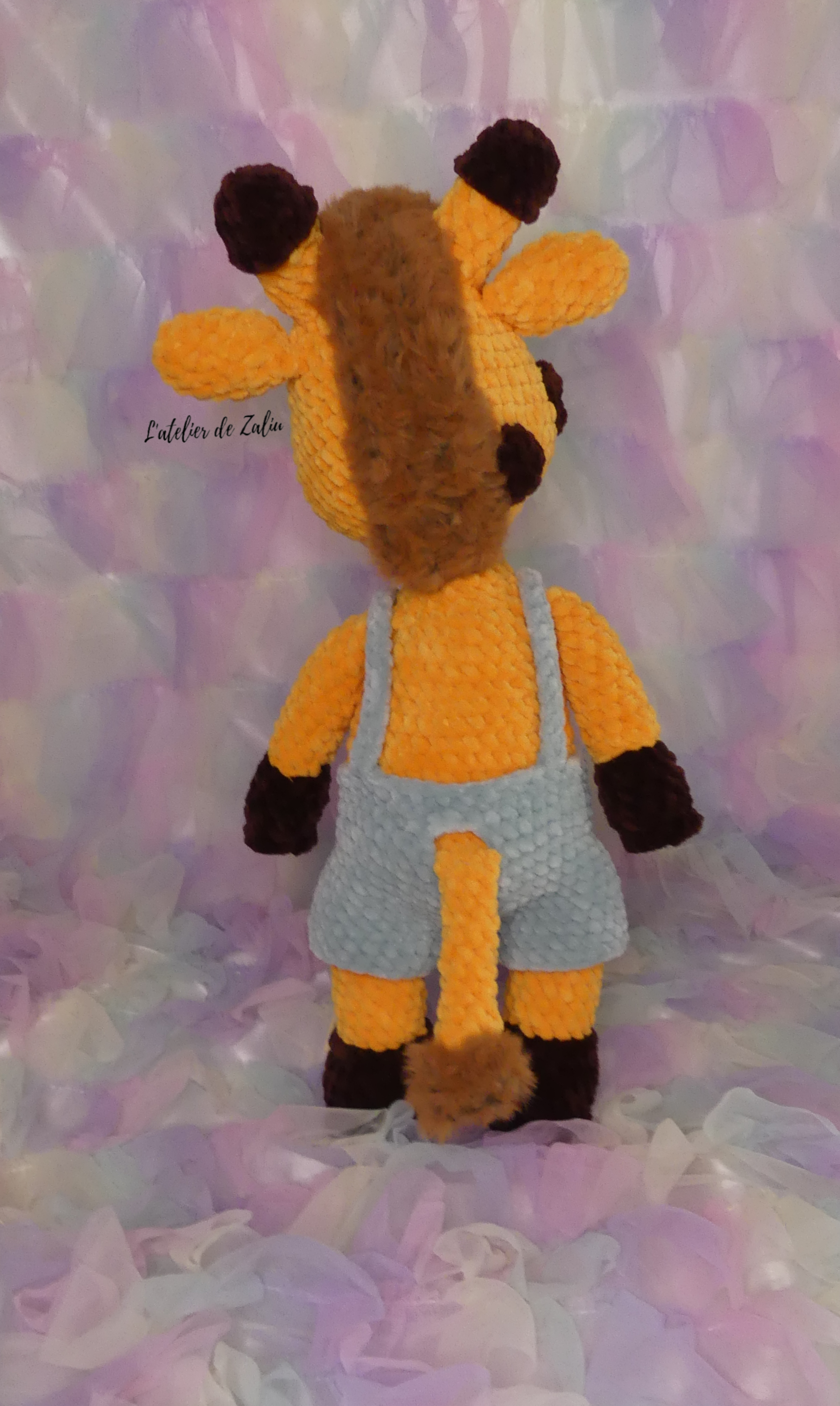 Girafe Giraffe crochet peluche fait main normandie france grande peluche douce velours amigurumi decoration l'atelier de zaliu smallbusiness handmade businesswoman yellow habit salopette raff