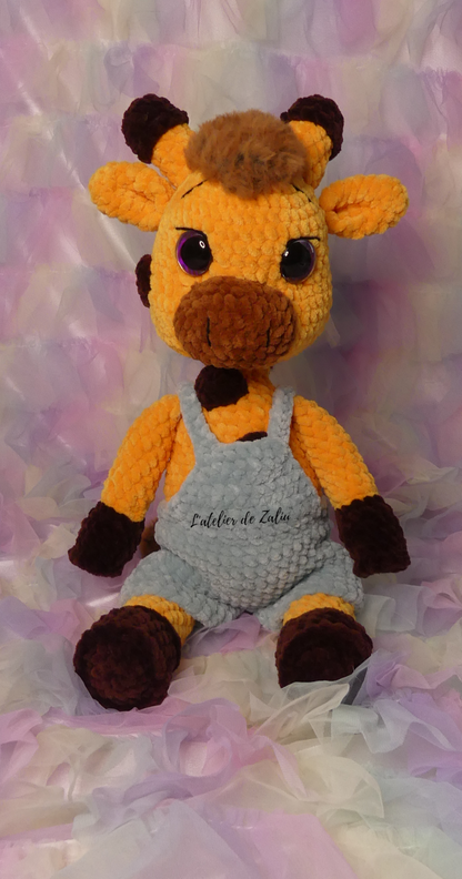 Girafe Giraffe crochet peluche fait main normandie france grande peluche douce velours amigurumi decoration l'atelier de zaliu smallbusiness handmade businesswoman yellow habit salopette raff