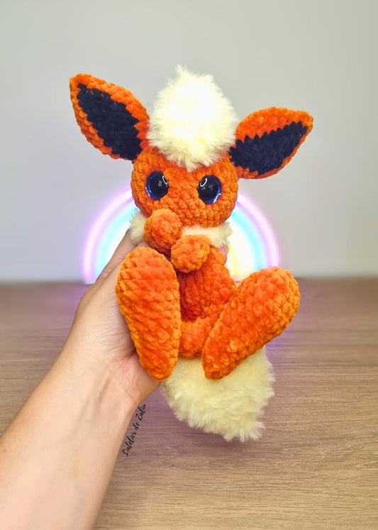 pyroli flareon crochet handmade fait main normandie pont-audemer peluche à la main peluche crochet pièce unique l'atelier de zaliu