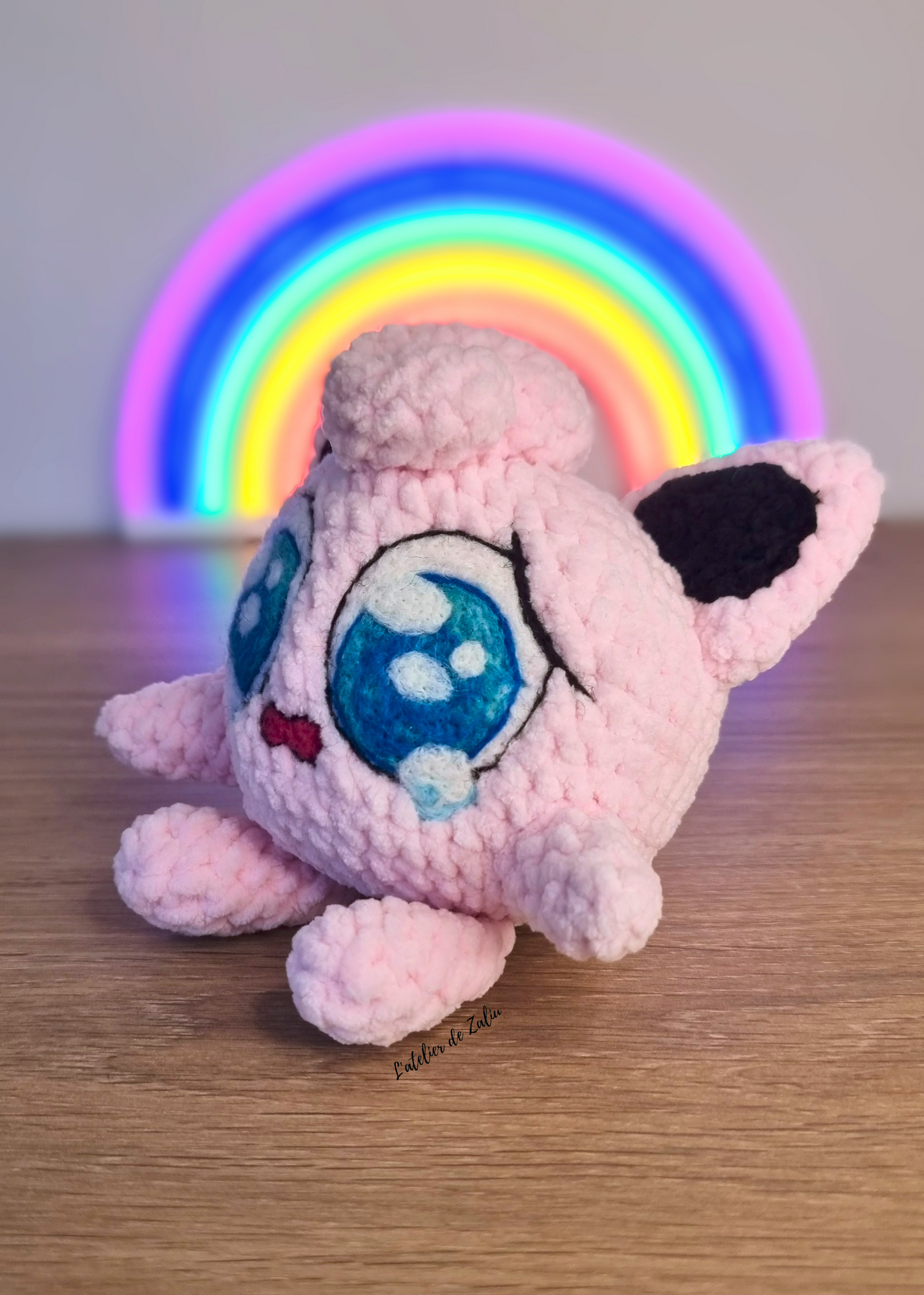 Peluche rondoudou à la main jigglypuff crochet crocheter normandie piquage à l'aiguille en laine cardée émotion pièce unique créatrice normande artisanat normand l'atelier de zaliu pokemon pièce originale