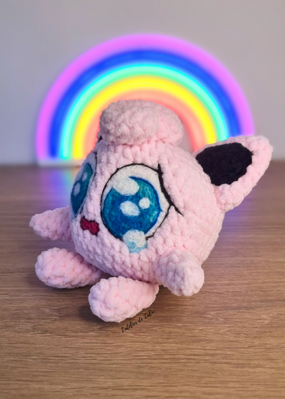 Peluche rondoudou à la main jigglypuff crochet crocheter normandie piquage à l'aiguille en laine cardée émotion pièce unique créatrice normande artisanat normand l'atelier de zaliu pokemon pièce originale