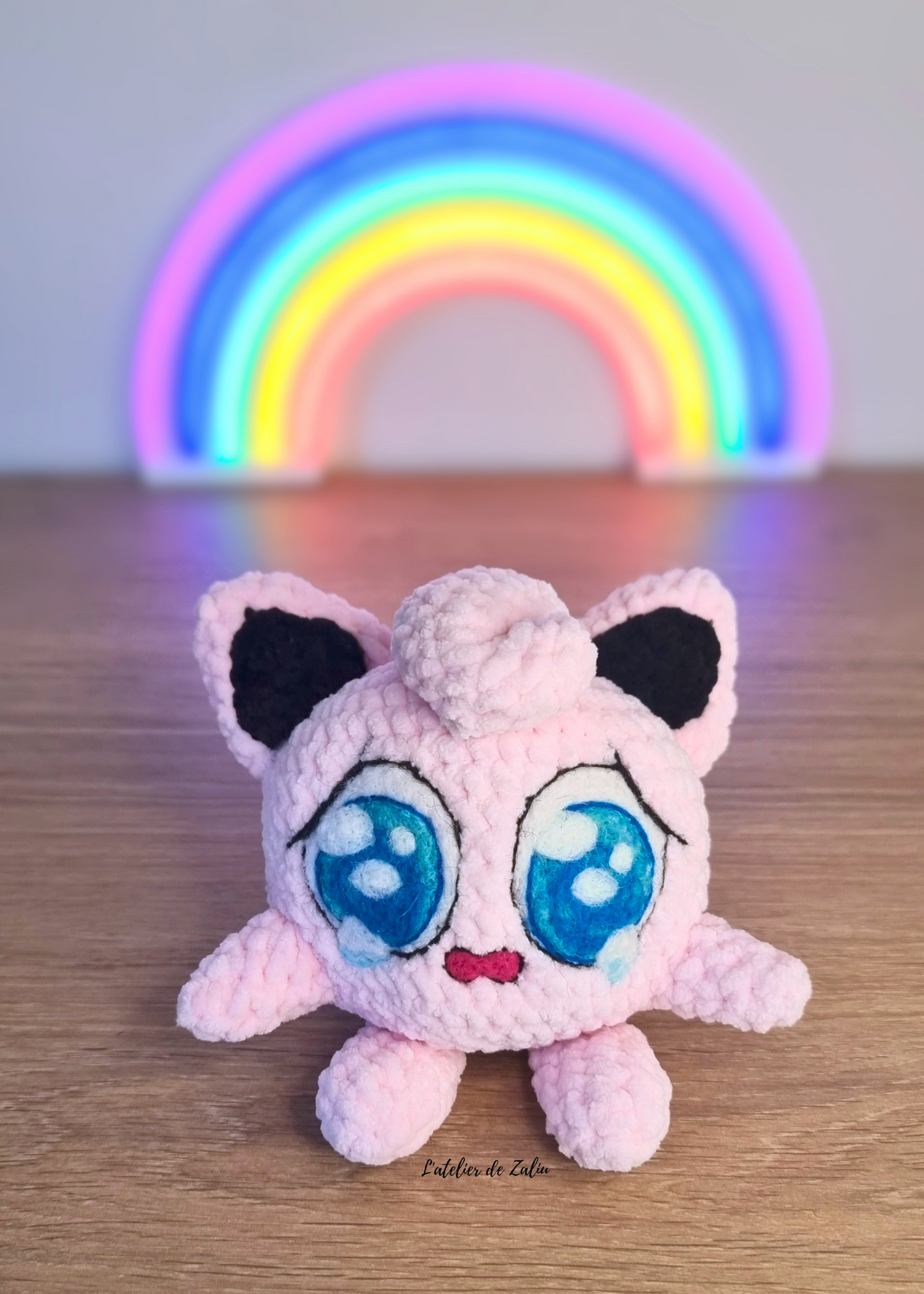 Peluche rondoudou à la main jigglypuff crochet crocheter normandie piquage à l'aiguille en laine cardée émotion pièce unique créatrice normande artisanat normand l'atelier de zaliu pokemon pièce originale