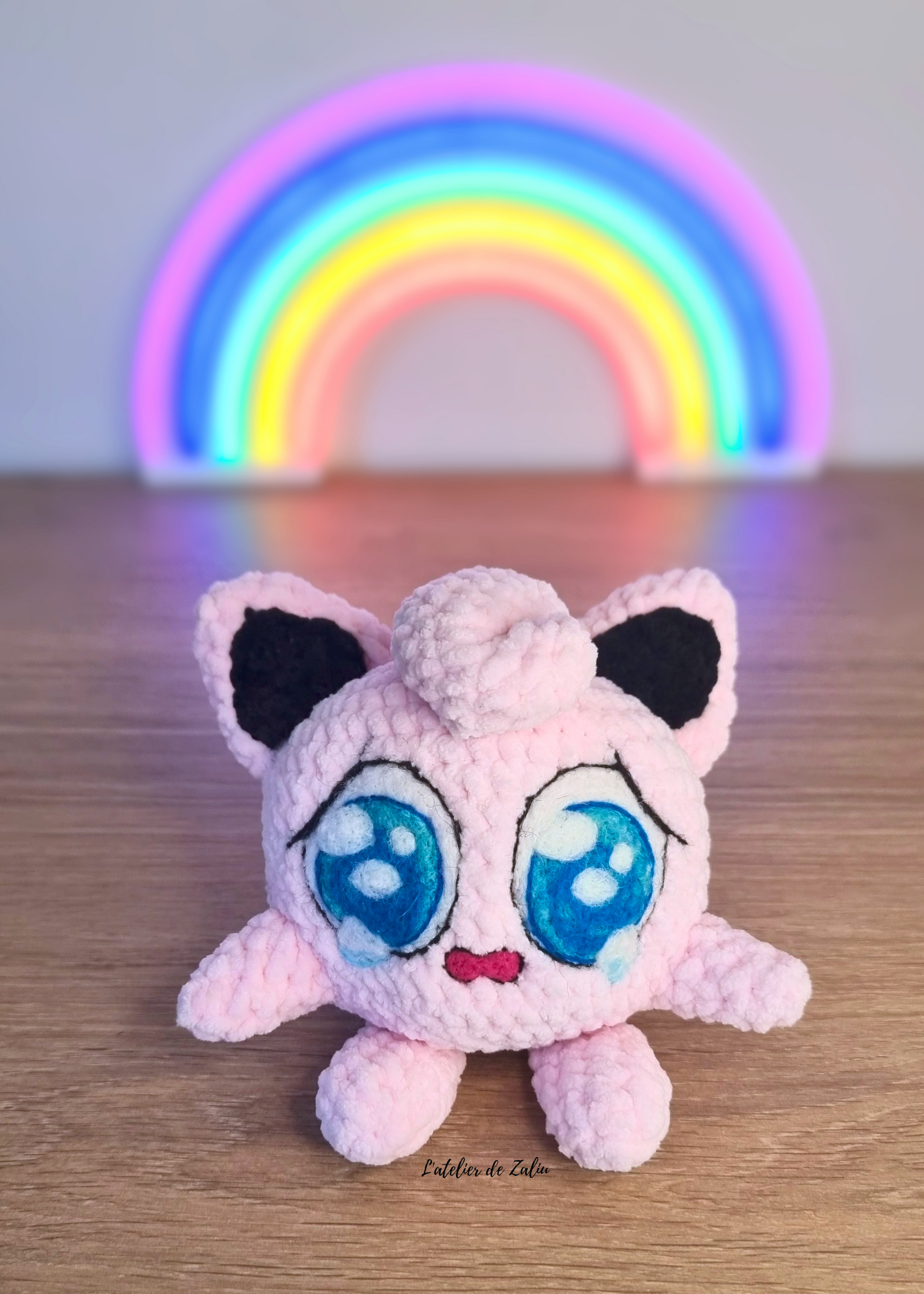 Peluche rondoudou à la main jigglypuff crochet crocheter normandie piquage à l'aiguille en laine cardée émotion pièce unique créatrice normande artisanat normand l'atelier de zaliu pokemon pièce originale