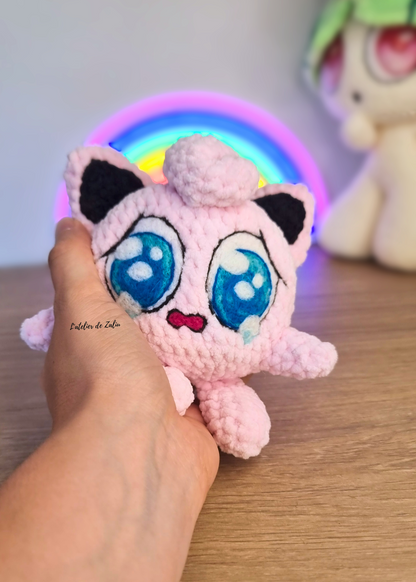 Peluche rondoudou à la main jigglypuff crochet crocheter normandie piquage à l'aiguille en laine cardée émotion pièce unique créatrice normande artisanat normand l'atelier de zaliu pokemon pièce originale