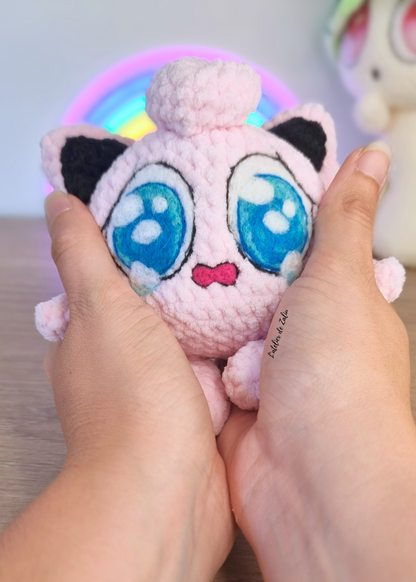 Peluche rondoudou à la main jigglypuff crochet crocheter normandie piquage à l'aiguille en laine cardée émotion pièce unique créatrice normande artisanat normand l'atelier de zaliu pokemon pièce originale