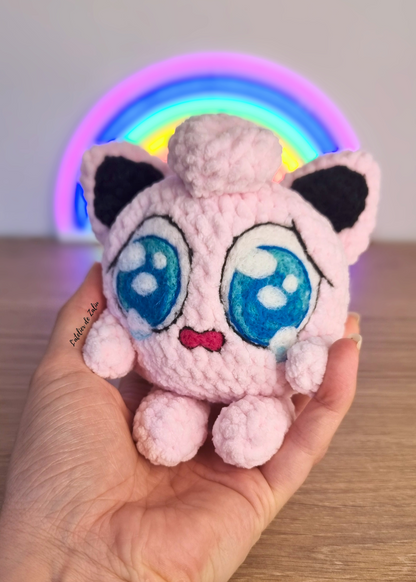 Peluche rondoudou à la main jigglypuff crochet crocheter normandie piquage à l'aiguille en laine cardée émotion pièce unique créatrice normande artisanat normand l'atelier de zaliu pokemon pièce originale