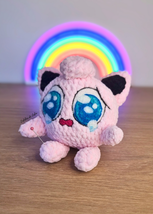 Peluche rondoudou à la main jigglypuff crochet crocheter normandie piquage à l'aiguille en laine cardée émotion pièce unique créatrice normande artisanat normand l'atelier de zaliu pokemon pièce originale