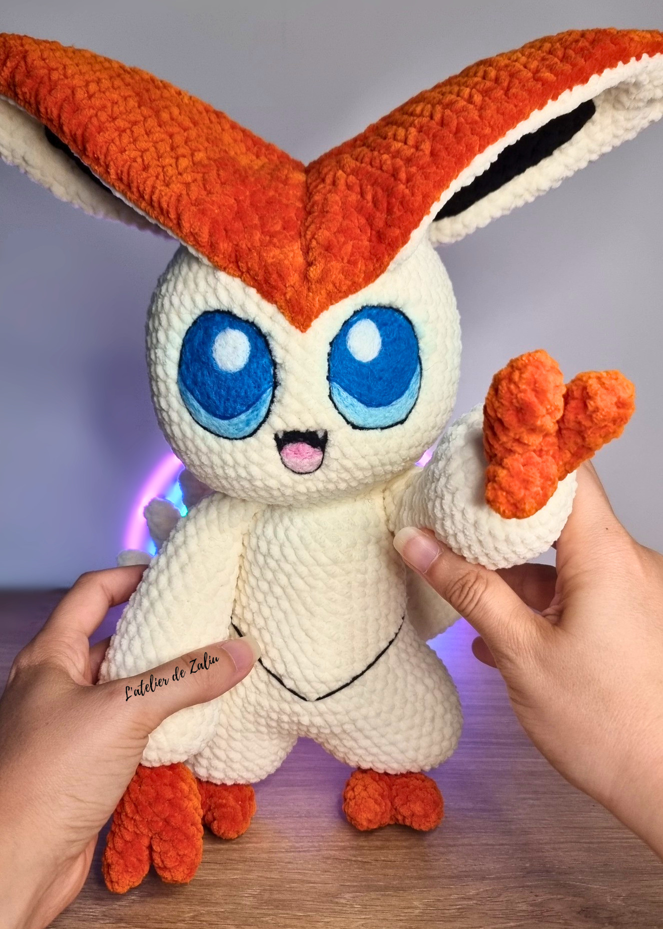 Victini pokemon crochet needle felt felting piece unique fait main normandie Le havre Pont-Audemer Honfleur artisanale qualité certifiée orange blanc bleu grand modèle