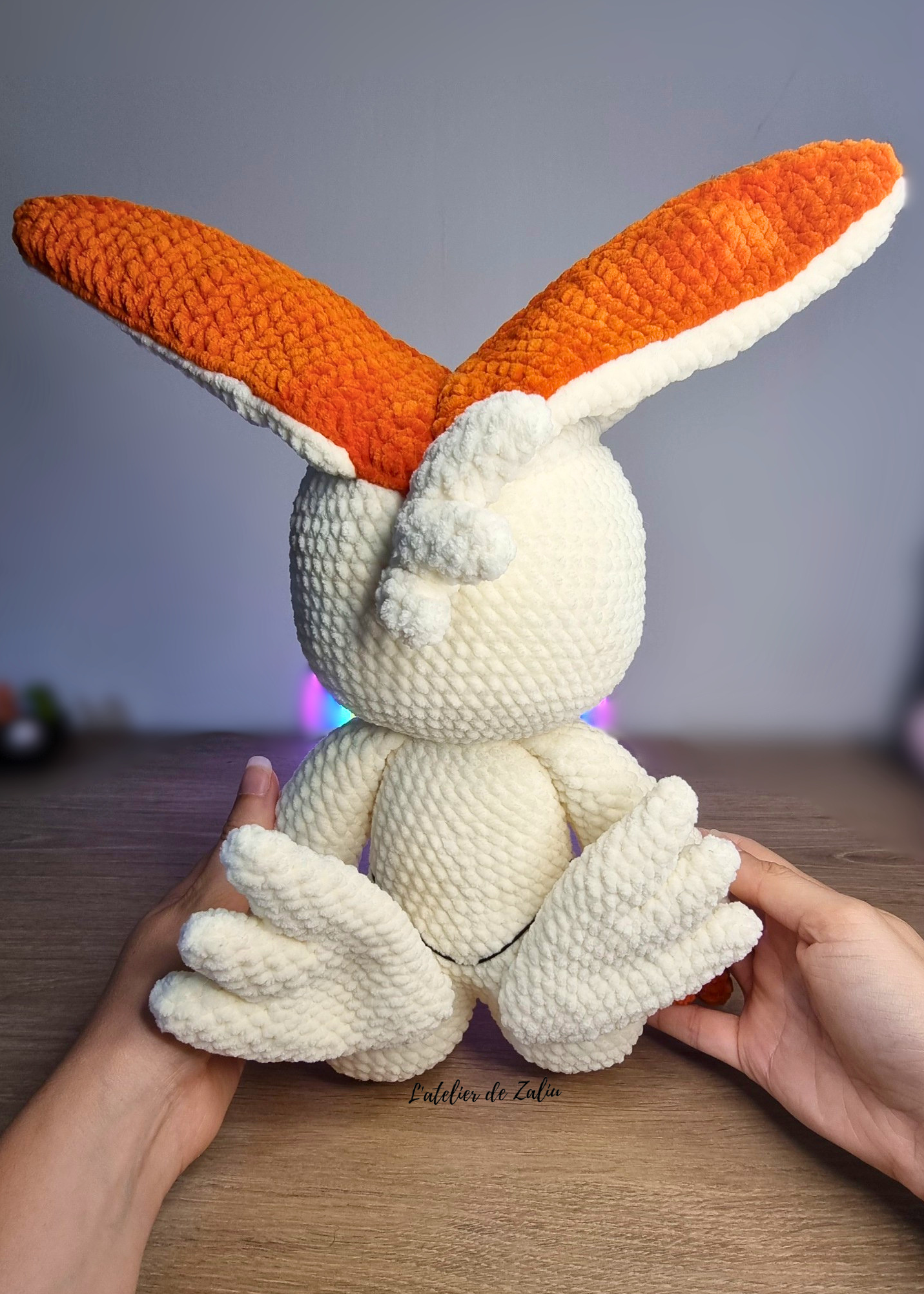 Victini pokemon crochet needle felt felting piece unique fait main normandie Le havre Pont-Audemer Honfleur artisanale qualité certifiée orange blanc bleu grand modèle