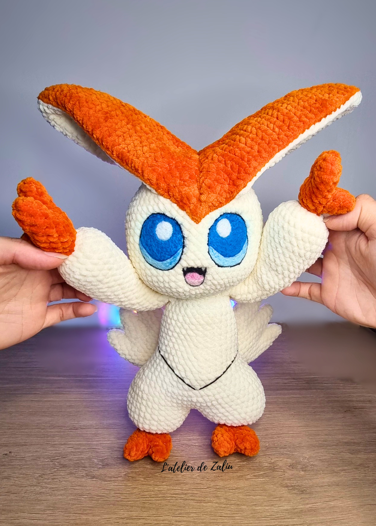 Victini pokemon crochet needle felt felting piece unique fait main normandie Le havre Pont-Audemer Honfleur artisanale qualité certifiée orange blanc bleu grand modèle