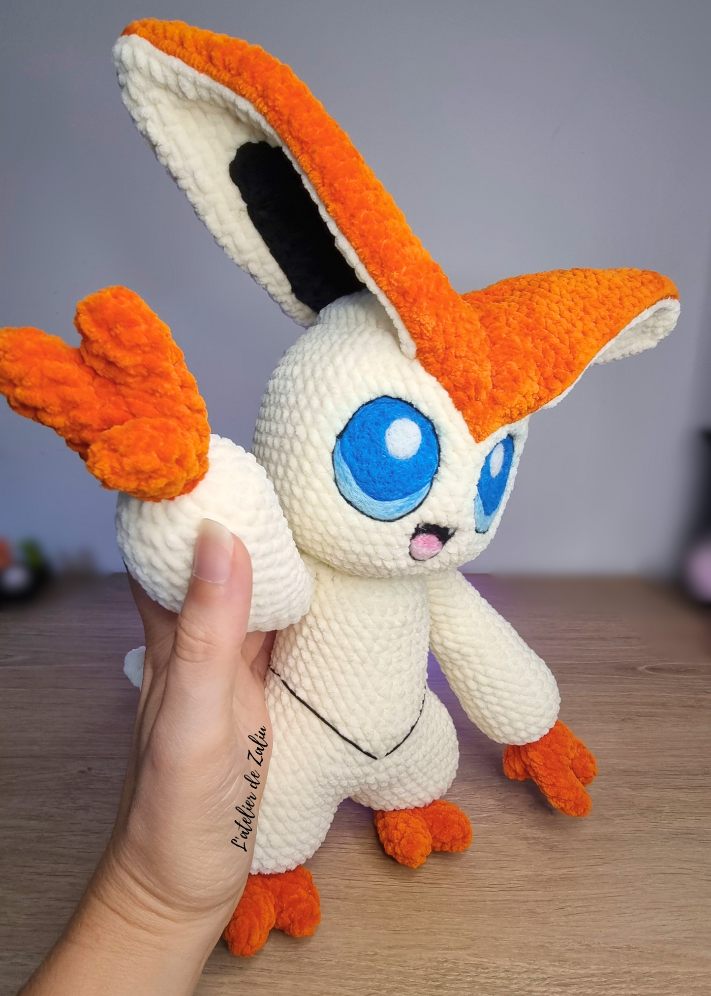 Victini pokemon crochet needle felt felting piece unique fait main normandie Le havre Pont-Audemer Honfleur artisanale qualité certifiée orange blanc bleu grand modèle