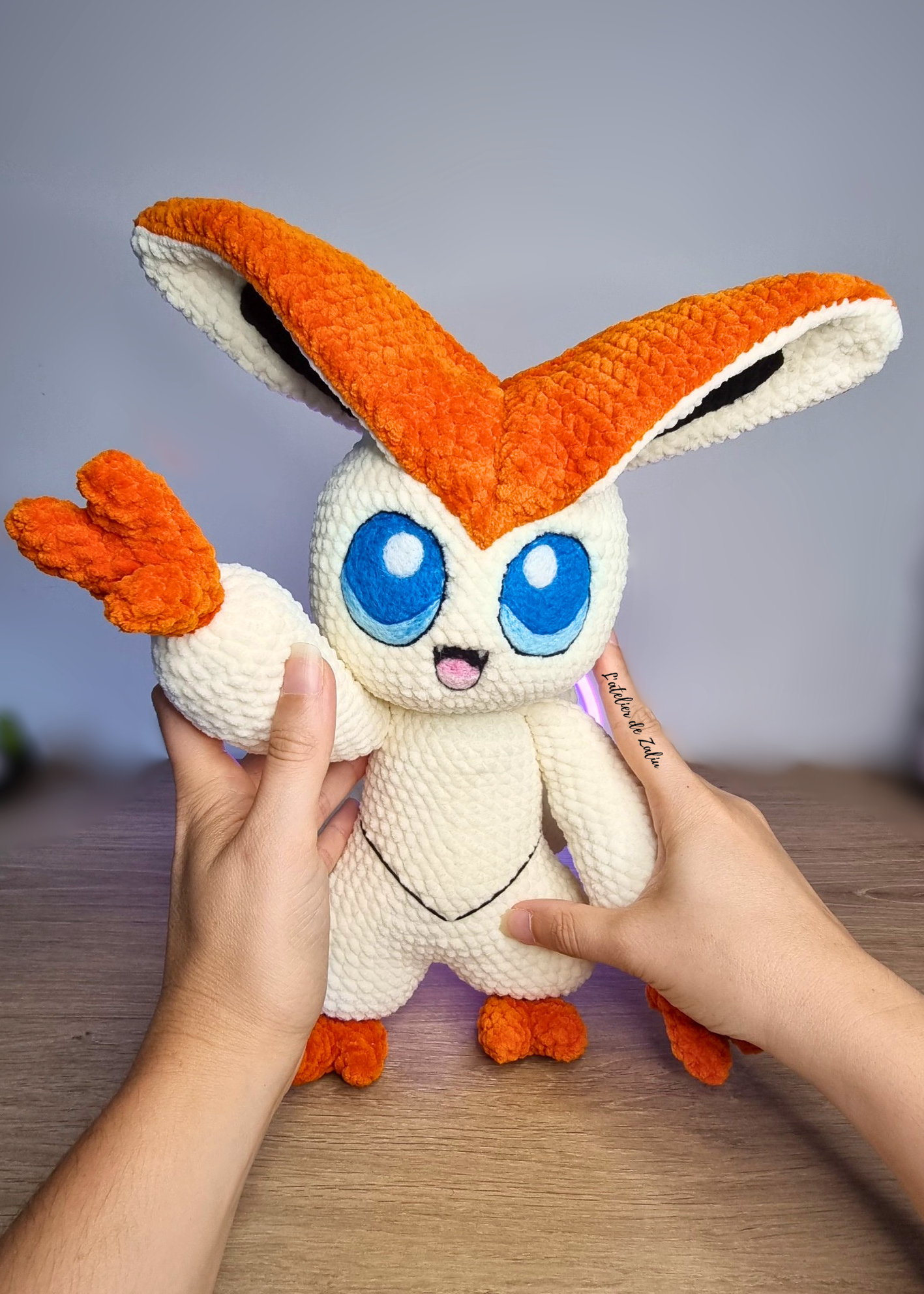Victini pokemon crochet needle felt felting piece unique fait main normandie Le havre Pont-Audemer Honfleur artisanale qualité certifiée orange blanc bleu grand modèle
