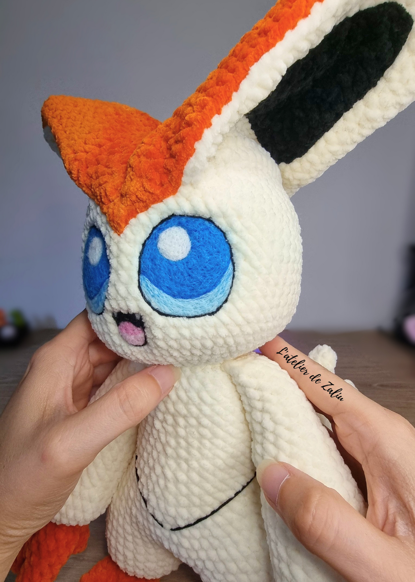 Victini pokemon crochet needle felt felting piece unique fait main normandie Le havre Pont-Audemer Honfleur artisanale qualité certifiée orange blanc bleu grand modèle