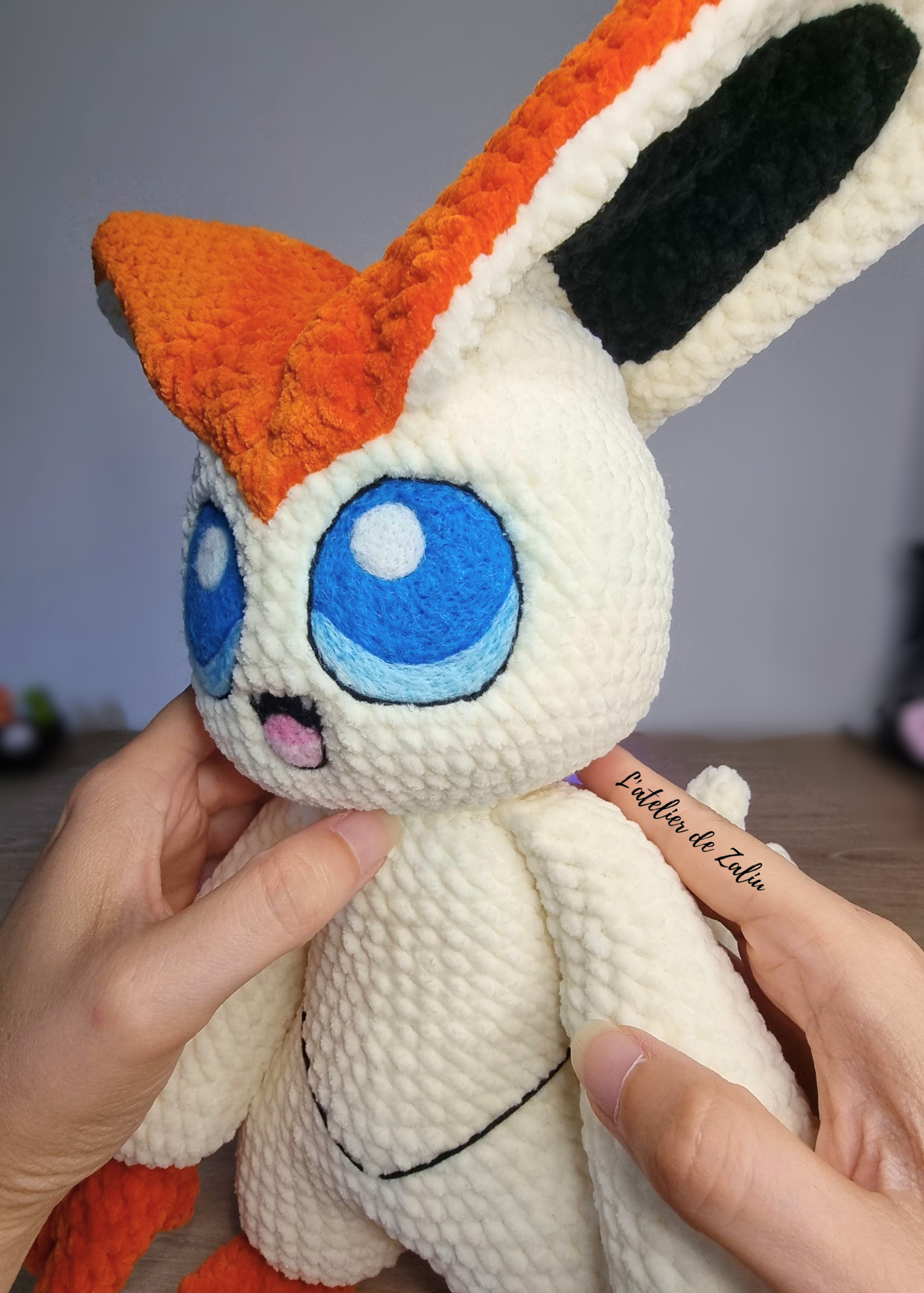 Victini pokemon crochet needle felt felting piece unique fait main normandie Le havre Pont-Audemer Honfleur artisanale qualité certifiée orange blanc bleu grand modèle
