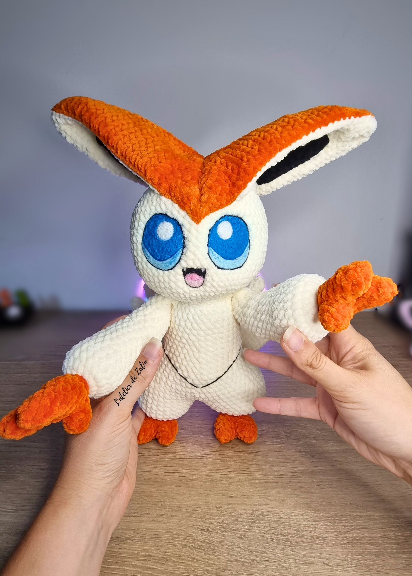 Victini pokemon crochet needle felt felting piece unique fait main normandie Le havre Pont-Audemer Honfleur artisanale qualité certifiée orange blanc bleu grand modèle