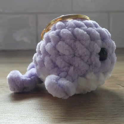 Baleine mauve porte clef amigurumi crochet