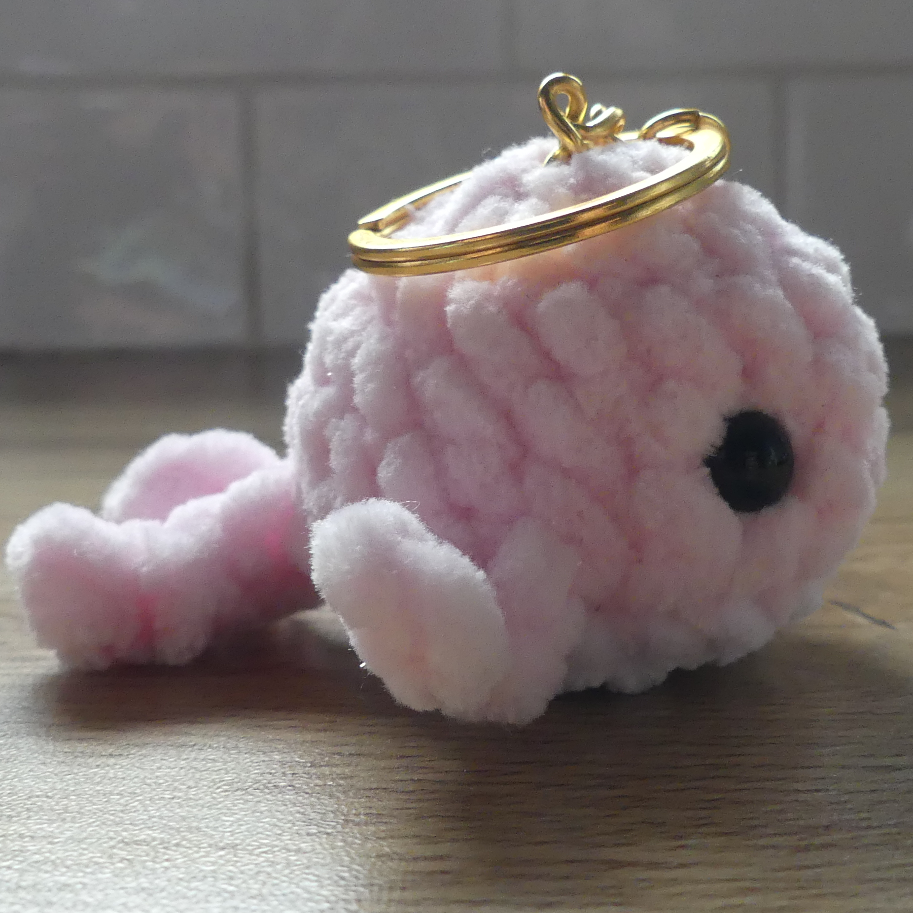 Baleine rose porte clef amigurumi crochet