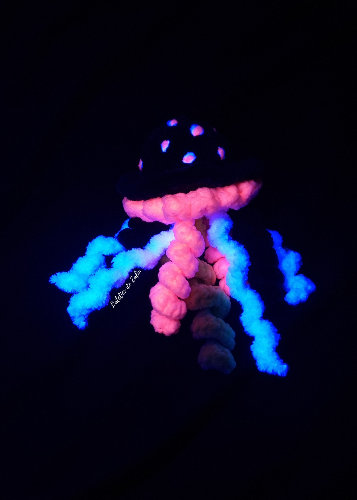Méduse phosphorescente fluorescente fluo phospho crochet laine brillante halloween decoration suspension fait main normandie atelier de zaliu pont-audemer unique artisanat
