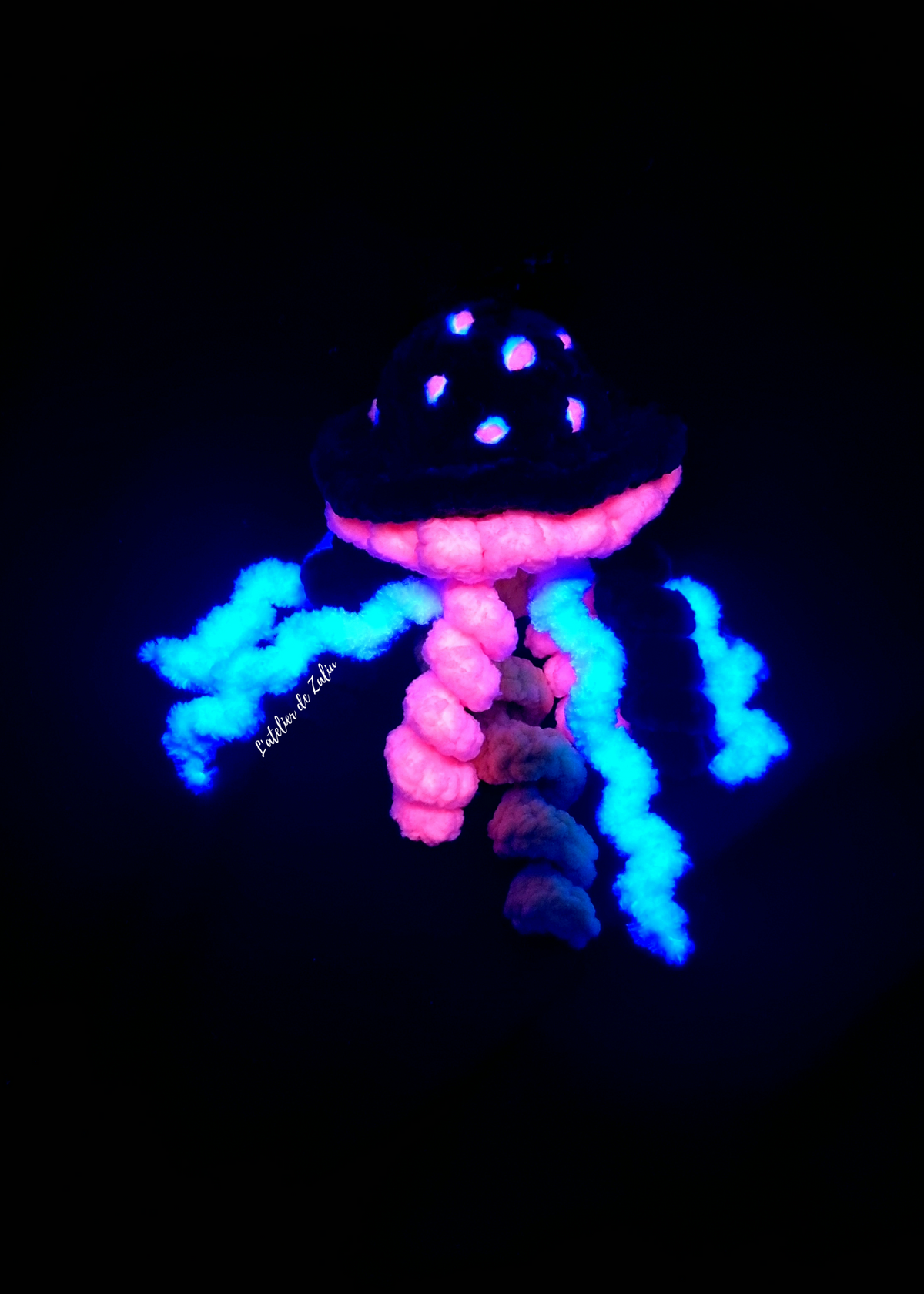 Méduse phosphorescente fluorescente fluo phospho crochet laine brillante halloween decoration suspension fait main normandie atelier de zaliu pont-audemer unique artisanat