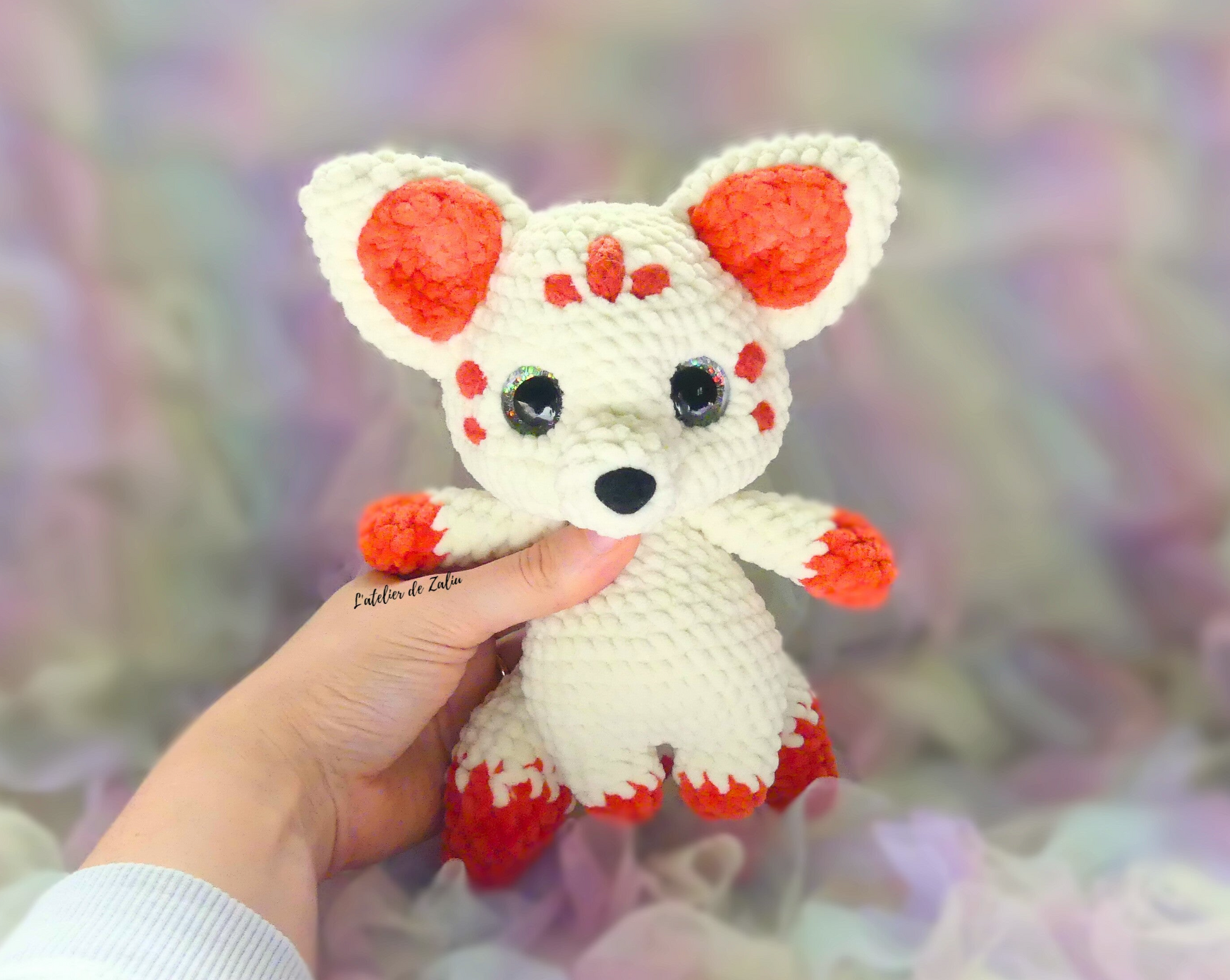 Kitsune renard blanc cassé orange needle felting needle felt feld coton laine wool velours chenille amigurumi peluche plushie doux sweet mignon tendre moelleux décoration decoration deco fait main en crochet artisane de normandie amigurumi l'atelier de zaliu latelier